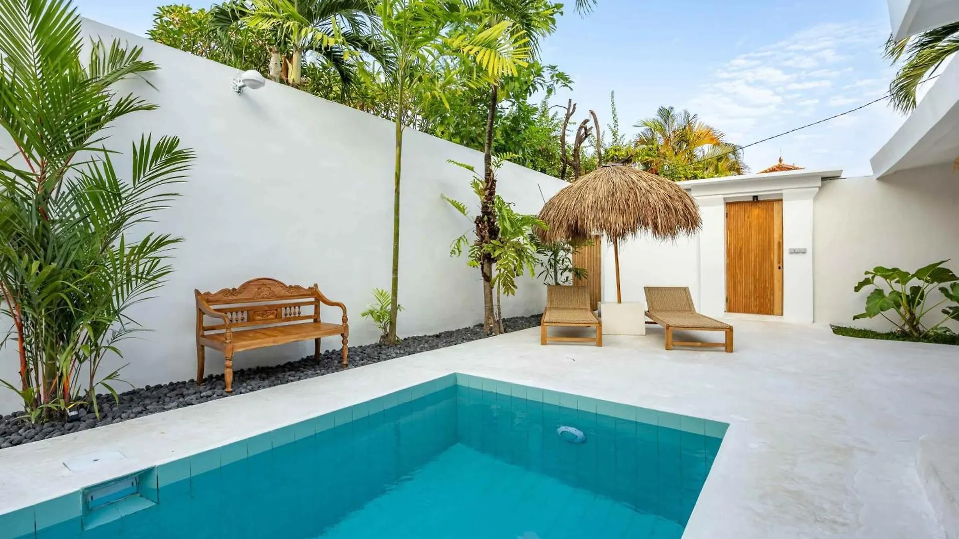 Casa Kokoon - New Bright & Quiet 2Br Mertanadi Seminyak With Private Pool And Parking